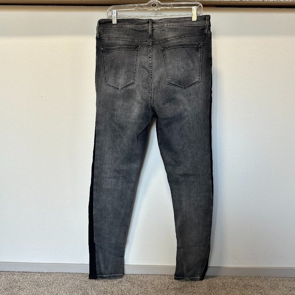 Black Orchid Liquify Jude Mid Rise Skinny Jeans - Picture 2 of 5
